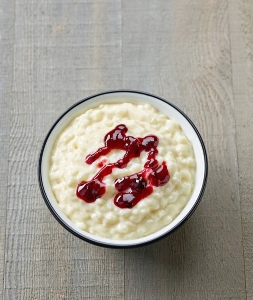 Plato Pudín Leche Arroz Decorado Con Mermelada Bayas Rojas Mesa —  Fotos de Stock