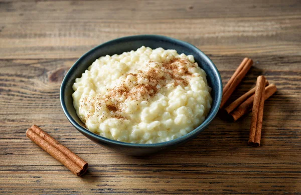 Kom Rijstmelk Pudding Met Kaneel Houten Keukentafel — Stockfoto