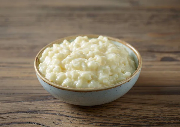 Tigela Pudim Leite Arroz Sem Glúten Fresco Mesa Cozinha Madeira — Fotografia de Stock