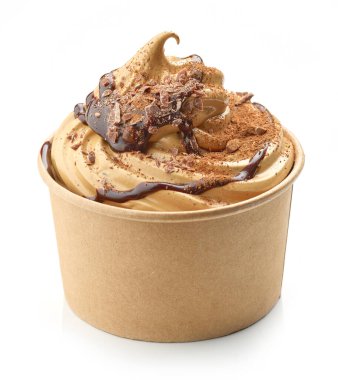 Çikolata sosu ve beyaz arka planda izole edilmiş kırıntılarla süslenmiş kağıt bardakta krema ve kremalı kahve.