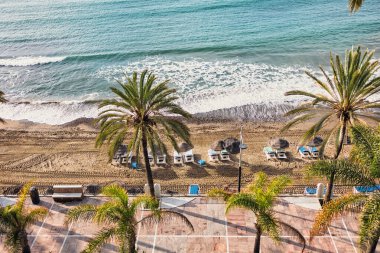 Marbella 'nın panoramik manzarası ve plaj, İspanya' nın Ocak ayı tatil beldesi