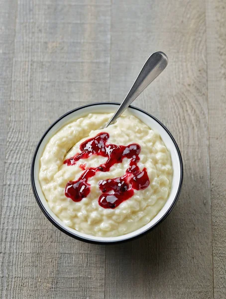 Kom Glutenvrije Rijst Melkpudding Houten Keukentafel Bovenaanzicht — Stockfoto