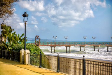 Marbella, İspanya - 28 Ocak 2022: Marbella Sahili 'nde ahşap bir iskele