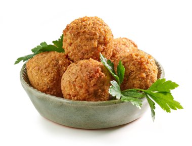 Beyaz arka planda izole edilmiş bir kase kızarmış falafel köftesi.