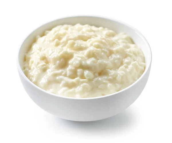 白底分离的一碗无麸质米和牛奶布丁 — 图库照片