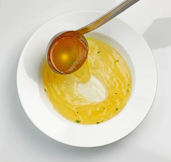 Kippenbouillon Gieten Soepbord Witte Keukentafel Bovenaanzicht — Stockfoto