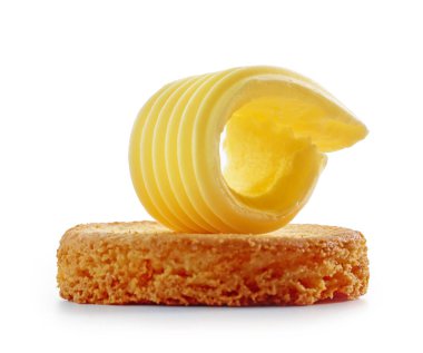 Beyaz arkaplanda izole edilmiş kurabiye üzerindeki tereyağı kıvrımı, seçici odak