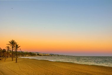 İspanya 'da gün batımında Marbella plajı