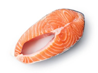 Beyaz arka planda izole edilmiş taze çiğ somon bifteği.