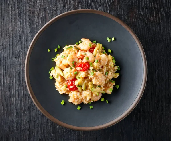 Piatto Risotto Con Zucchine Gamberi Tavolo Cucina Legno Nero Vista — Foto Stock