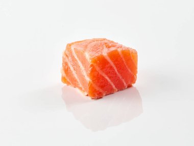 Beyaz arka planda taze çiğ somon.