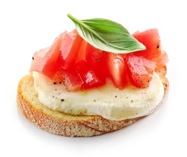 Beyaz arka planda domates ve bufalo mozzarella soslu bruschetta.