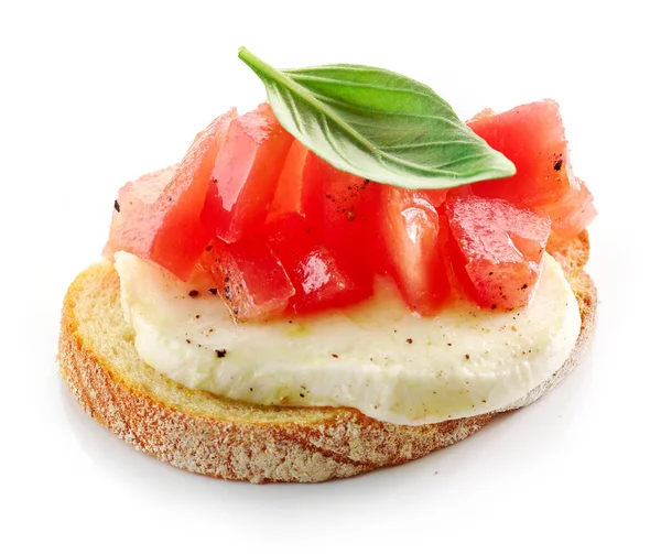 Beyaz arka planda domates ve bufalo mozzarella soslu bruschetta.