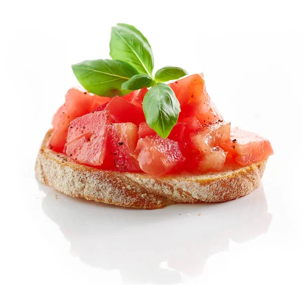 Bruschetta Con Tomate Albahaca Aislados Sobre Fondo Blanco — Foto de Stock