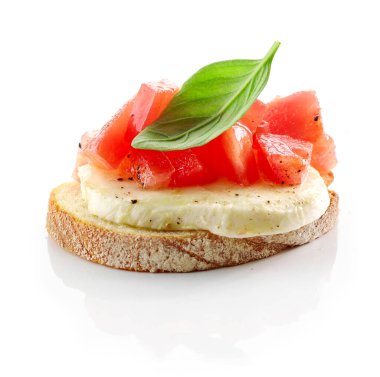 Beyaz arka planda domates ve bufalo mozzarella soslu bruschetta.