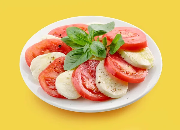 Teller Mit Tomaten Und Mozzarella Isoliert Auf Gelbem Hintergrund — Stockfoto