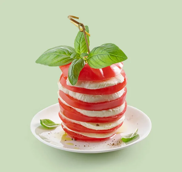 Teller Mit Tomaten Und Mozzarella Isoliert Auf Grünem Hintergrund — Stockfoto