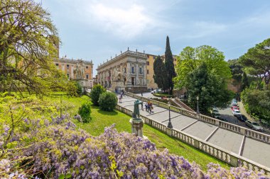 Roma, İtalya - 14 Nisan 2022: Roma 'nın panoramik manzarası ve Ara coeli' deki Bazilika di Santa Maria 'dan Cordonata Capitolina