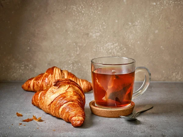 Croissant Appena Sfornati Tazza Sul Tavolo Grigio — Foto Stock