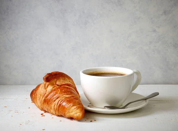 Frisch Gebackenes Croissant Und Tasse Kaffee Auf Weißem Holztisch — Stockfoto