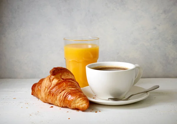 Frisch Gebackenes Croissant Und Tasse Kaffee Auf Weißem Holztisch — Stockfoto