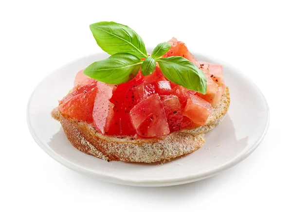 Teller Bruschetta Mit Tomate Und Basilikum Isoliert Auf Weißem Hintergrund — Stockfoto
