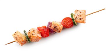 Izgara somon ve sebze şiş beyaz arka planda izole, üst görünüm