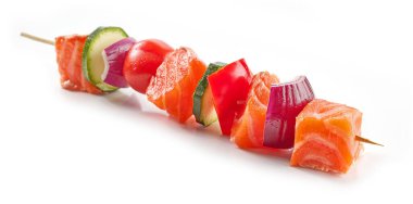 Beyaz arka planda taze çiğ somon ve sebze şişi.