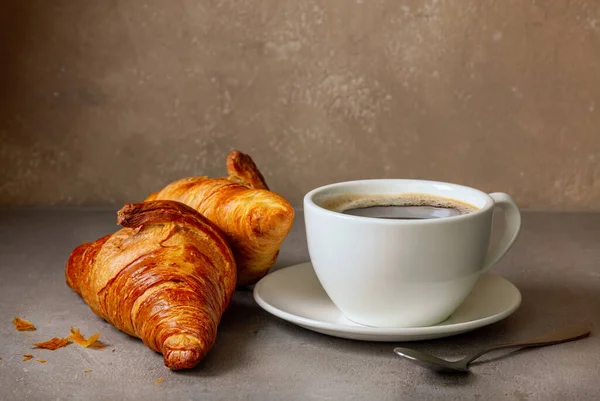 Tasse Kaffee Und Croissants Auf Küchentisch — Stockfoto