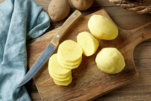 Papas Frescas Rodajas Peladas Crudas Sobre Tabla Cortar Cocina Madera —  Fotos de Stock