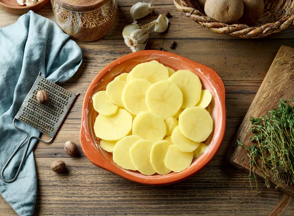 Patatas Crudas Rodajas Tazón Cerámica Para Hacer Rallado Mesa Cocina —  Fotos de Stock