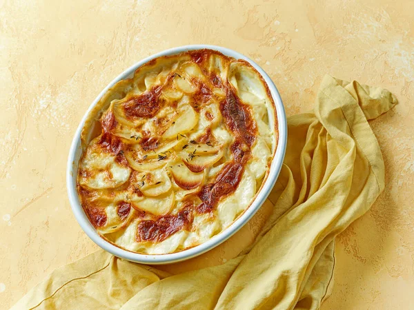 Bowl Freshly Baked Potato Gratin Yellow Background Top View — Stock Photo, Image