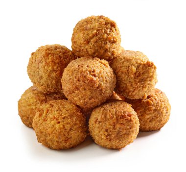 Beyaz zemin üzerinde izole edilmiş organik falafel topları yığını.