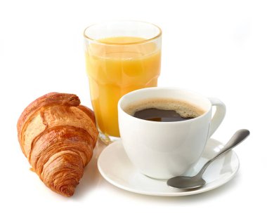 Kahve americano, kruvasan ve portakal suyu beyaz arka planda izole edilmiş lezzetli kahvaltı için.