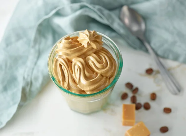 Glass Whipped Coffee Caramel Mousse Cream Kitchen Table — Stock Photo, Image