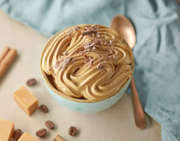 Schlagsahne Karamell Dessert Mit Schokoladenbröseln Auf Dem Küchentisch — Stockfoto