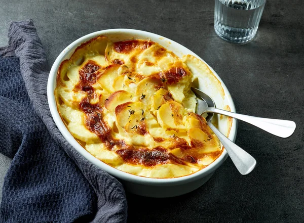 Ciotola Gratinato Patate Appena Sfornato Sfondo Grigio Scuro Tavolo Del — Foto Stock