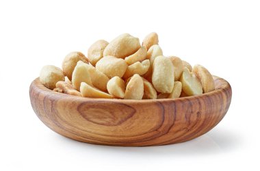 Beyaz arka planda izole edilmiş zeytin ağacı ahşap kasede tuzlanmış fıstık.