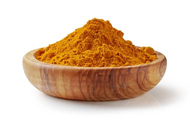 Beyaz arka planda izole edilmiş zeytin kabındaki köri tozu.