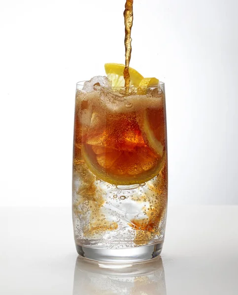 Cola Gieten Cocktailglas Witte Achtergrond — Stockfoto