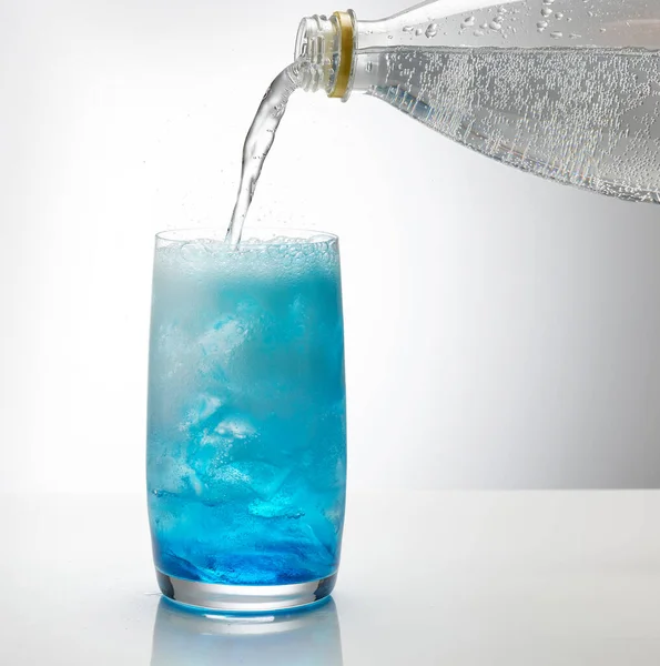 Τονωτικό Ρίχνει Ένα Ποτήρι Πάγο Και Μπλε Σιρόπι Διαδικασία Παρασκευής — Φωτογραφία Αρχείου