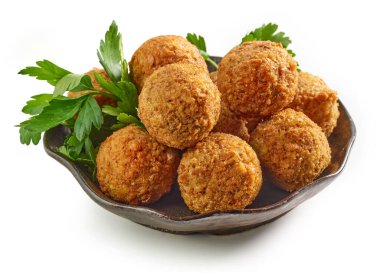 Beyaz arka planda izole edilmiş organik kızarmış falafel topları.