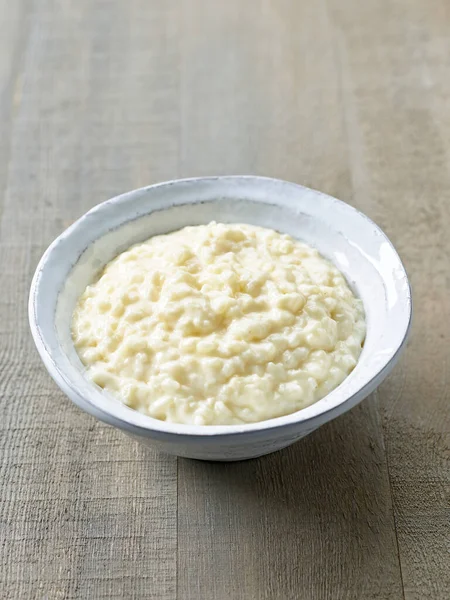 Tazón Arroz Con Leche Sobre Mesa Madera Gris — Foto de Stock