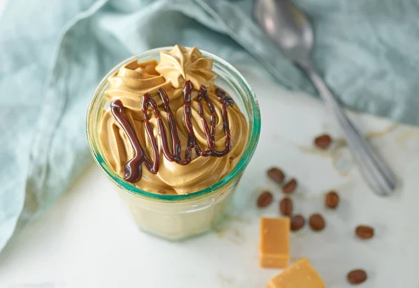 Glas Geschlagener Kaffee Und Karamell Mousse Creme Mit Geschmolzener Schokolade — Stockfoto