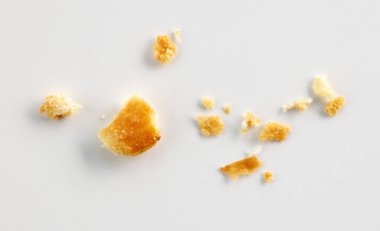 ekmek kırıntıları beyaz arkaplan üzerinde makro, üst görünüm