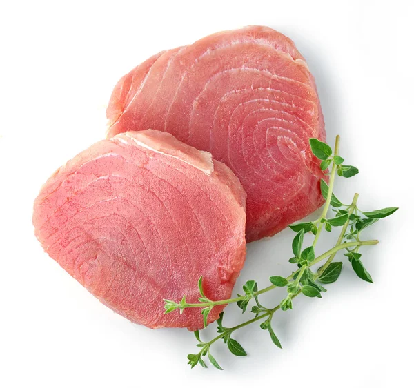 Beyaz Arka Planda Izole Edilmiş Taze Çiğ Ton Balığı Bifteği — Stok fotoğraf