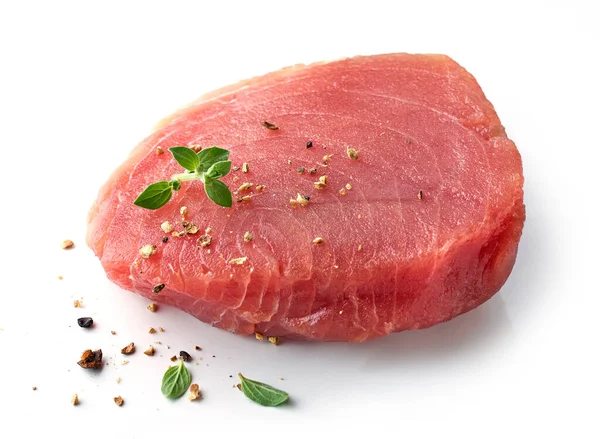 Čerstvý Syrový Tuňákový Steak Bylinkami Kořením Izolované Bílém Pozadí — Stock fotografie