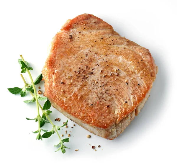 Vers Gebakken Tonijn Steak Met Specerijen Kruiden Geïsoleerd Witte Achtergrond — Stockfoto