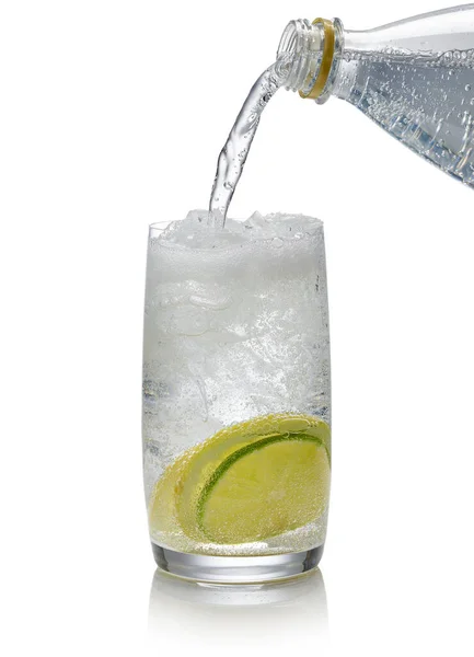 Vatten Häller Glas Och Citronskivor Isolerad Vit Bakgrund — Stockfoto