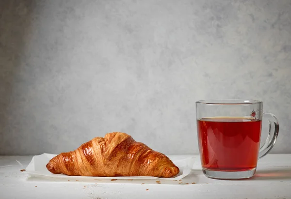 Zblízka Šálek Čaje Croissant Stole Restaurace — Stock fotografie